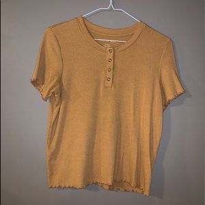 American Eagle lettuce edge button mustard top